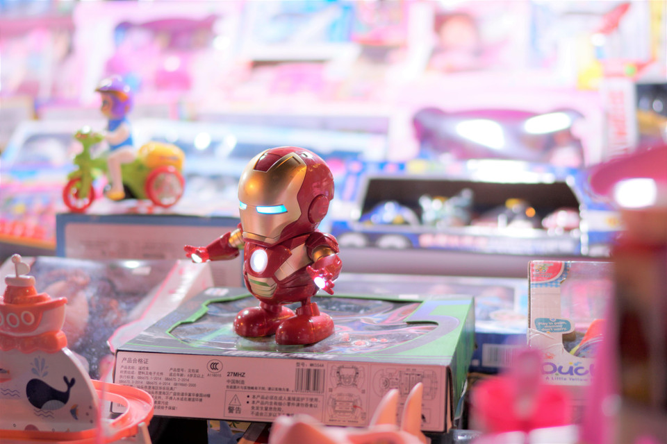 Những món đồ chơi bắt mắt, thu hút sự quan tâm của các em nhỏ. (Ảnh: Minh Hiếu/Vietnam+)