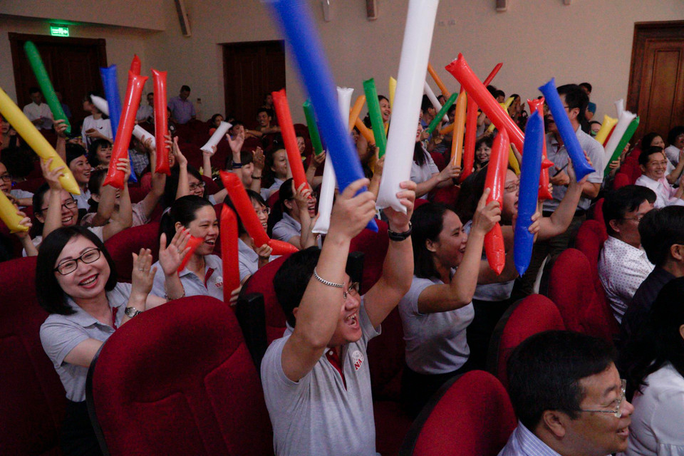 Các cổ động viên cuồng nhiệt cổ vũ cho các đơn vị tham gia. (Ảnh: Minh Hiếu/Vietnam+)