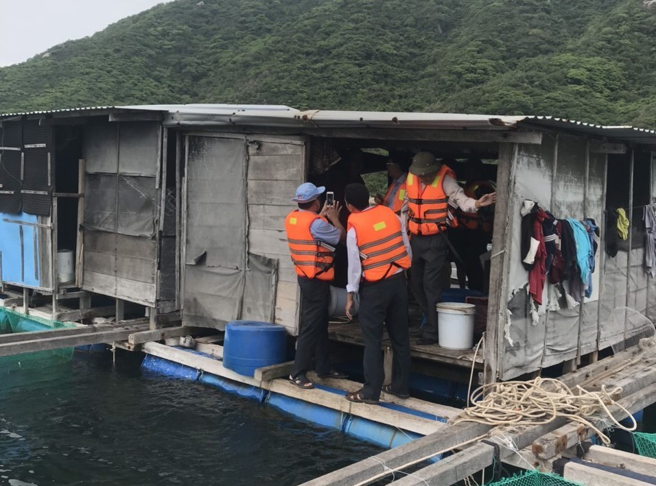 Lực lượng chức năng xã Vạn Thạnh (huyện Vạn Ninh, tỉnh Khánh Hòa) đến từng bè nuôi thuỷ sản để thông báo, vận động người dân di dời bè vào khu vực an toàn. (Ảnh: Nguyễn Dũng/TTXVN)