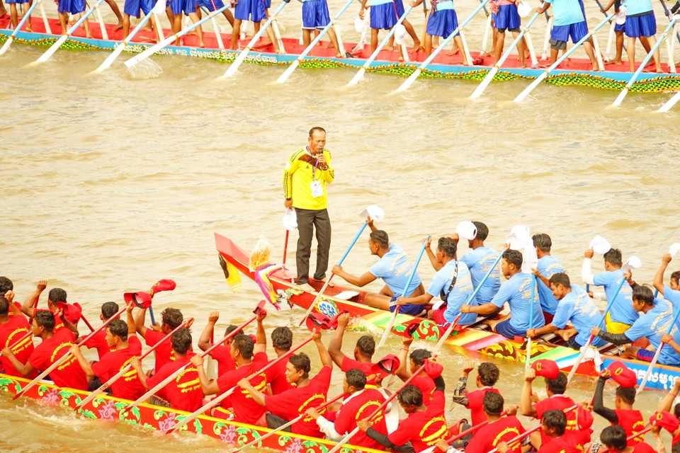 Tổng thư ký Ủy ban Quốc gia tổ chức các lễ hội quốc gia và quốc tế Campuchia Bun Veasna cho biết có hơn 300 thuyền tham dự cuộc đua năm nay. (Ảnh: Trần Long/Vietnam+)