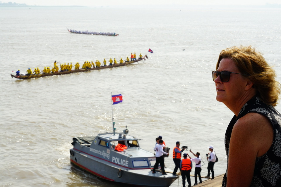  Từ sáng sớm 10/11, hàng nghìn người dân Campuchia đã háo hức đổ về khu vực bờ sông trước cửa Hoàng cung để chuẩn bị theo dõi cuộc đua thuyền. Theo Ban tổ chức cuộc đua, trong ngày 10/11 có 147 thuyền đại diện cho các 25 tỉnh thành và các bộ, ngành Campuchia. (Ảnh: Trần Long/Vietnam+)