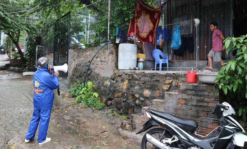 Sáng 10/11, tại Nha Trang (Khánh Hòa) bắt đầu có mưa lớn, các cơ quan chức năng tiếp tục vận động người dân di dời ra khỏi khu vực xung yếu, có nguy cơ sạt lở cao trước khi bão số 6 đổ bộ vào đất liền. Tại thành phố Nha Trang hiện có 88 điểm xung yếu, nguy cơ sạt lở cao; 3.707 hộ dân với trên 15.400 nhân khẩu có khả năng bị ảnh hưởng bởi sạt lở đất đá khi mưa lớn. (Ảnh: Nguyễn Dũng/TTXVN)