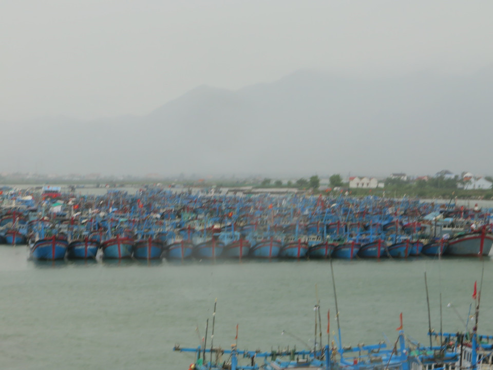 Tàu thuyền đang neo đậu tại khu tránh trú bão Ninh Hải, thị xã Ninh Hòa ngày 10/11. (Ảnh: Phan Sáu/TTXVN)