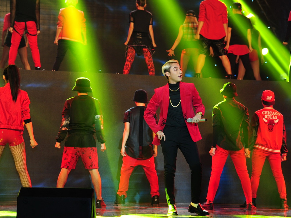 Ca sỹ này đem đến những màn vũ đạo ngộ nghĩnh. (Ảnh: Lý Võ Phú Hưng)