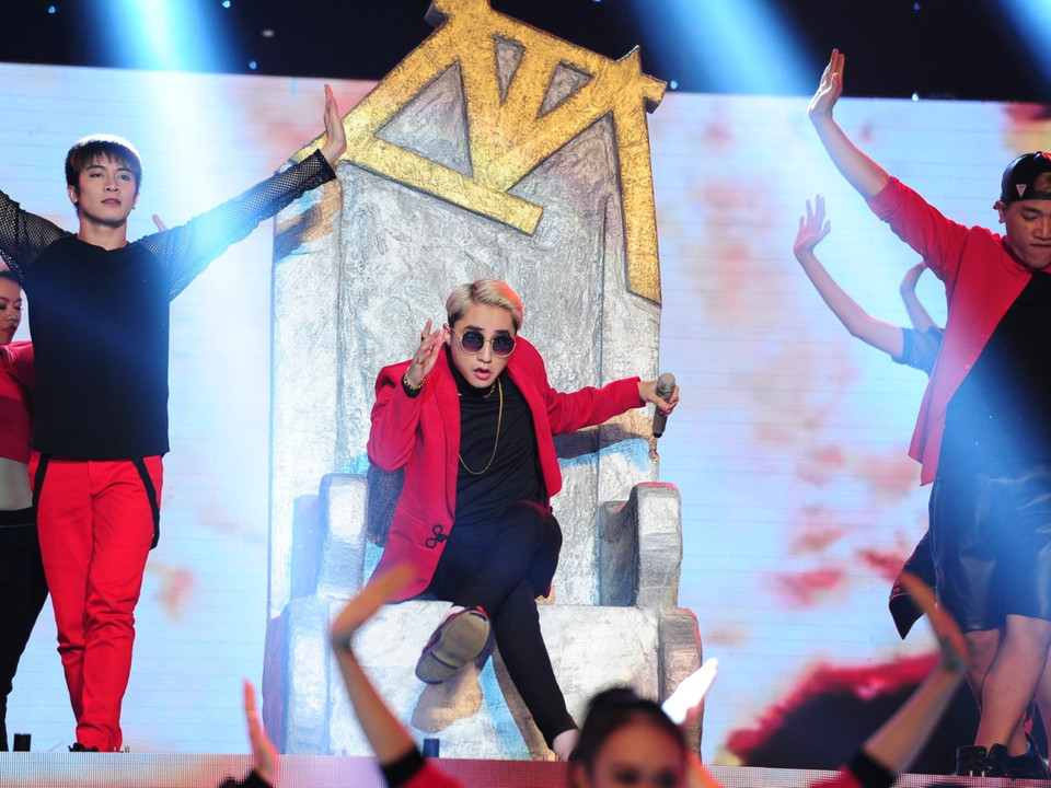 Hóa thân trở thành... hoàng đế... (Ảnh: Lý Võ Phú Hưng)