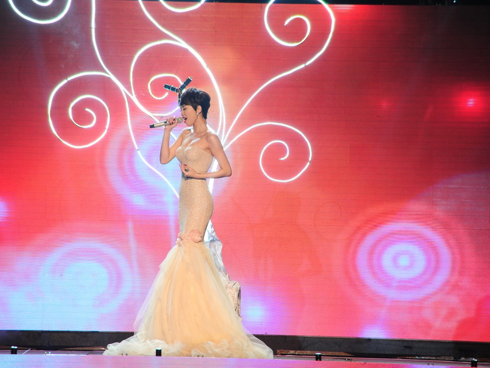 Tóc Tiên gợi cảm và dịu dàng với 'Em về tinh khôi.' (Ảnh: Lý Võ Phú Hưng)