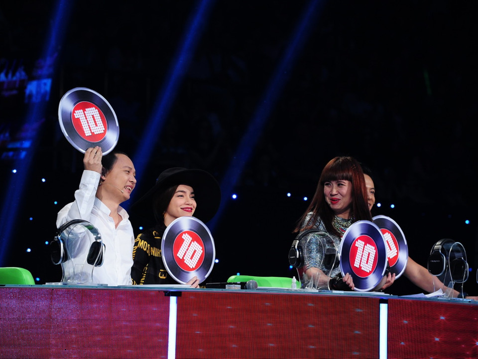 Ban giám khảo cho số điểm tuyệt đối tiết mục của Tùng M-TP. (Ảnh: Lý Võ Phú Hưng)