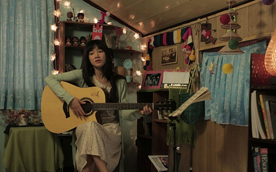 Ngoài tài diễn xuất, Nhã Phương còn thể hiện ngón đàn bay bổng. (Ảnh: VFC)