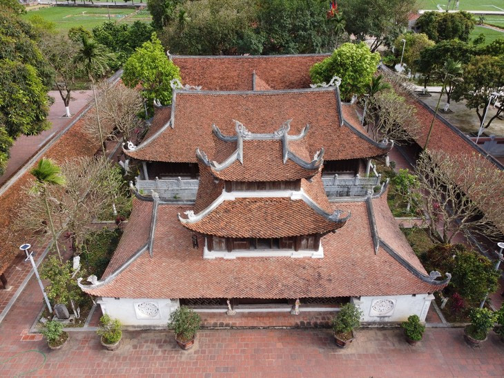 Chùa Bút Tháp (Ninh Phúc tự) thuộc xã Đình Tổ,Thuận Thành, Bắc Ninh, là ngôi chùa cổ nổi tiếng với kiến trúc nghệ thuật đặc sắc. Chùa được xây dựng từ thế kỷ 14 với diện tích khoảng 10.000m2, dưới thời vua Trần Thánh Tông, do sư Huyền Quang sau khi đỗ trạng nguyên rồi từ quan đã về tu ở đây (Theo sách Chùa Bút Tháp - Bùi Văn Tiến). Quy mô của chùa như hiện nay là kết quả của lần tu tạo to vào vào giữa thế kỷ XVII thời Lê – Trịnh. Chùa được trùng tu vào những năm 1739, 1903, 1915, 1921 và gần đây vào năm 1992 - 1996. Đây là ngôi chùa có kiến trúc quy mô hoàn chỉnh nhất còn lại ở Việt Nam. 