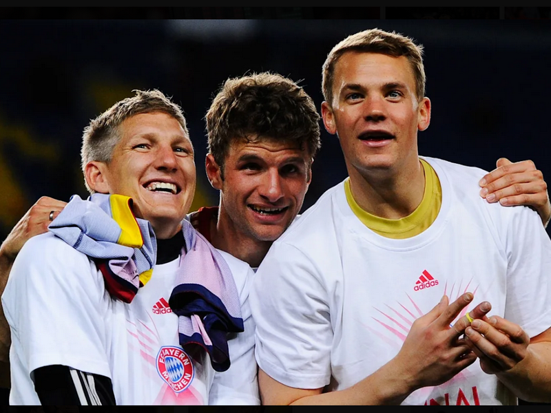 Thomas hứa hẹn sẽ vượt qua Bastian Schweinsteiger (trái) người đã chia tay Bayern Munich năm 2015 sau trận đấu 500. (Nguồn: Fcb.de)