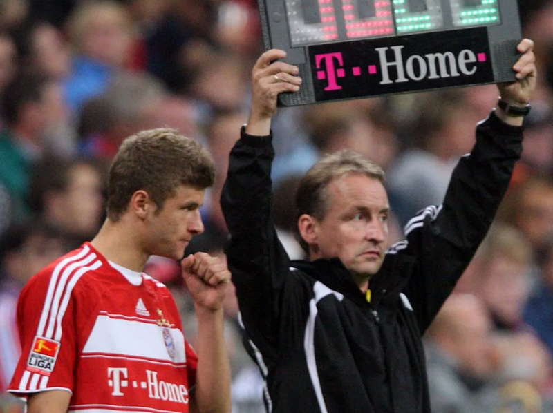 Ngày 15/8/2008, trong trận gặp Hamburger SV (2-2), phút thứ 80, Thomas Mueller lần đầu tiên được huấn luyện viên Juergen Klinsmann đưa vào sân. (Nguồn: Fcb.de)
