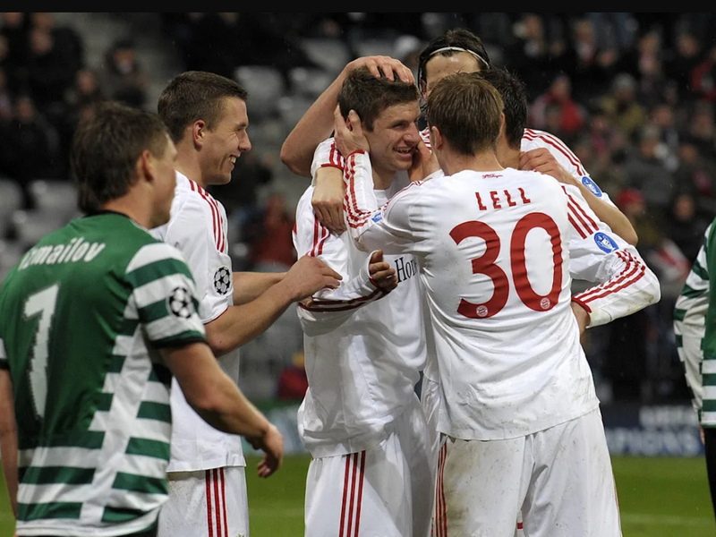 Trận đấu đầu tiên của Mueller tại đấu trường Champions League là ngày 10/3/2009 tại vòng 1/8 gặp Sporting Lisbon. (Nguồn: Fcb.de)