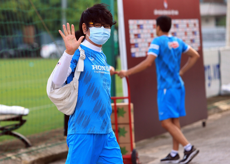 Bên cạnh đó, bác sỹ Choi Ju-young cũng đã trở lại làm việc tại đội tuyển. Thời gian này, ông sẽ cùng đội ngũ y tế tập trung hồi phục hoàn toàn cho các cầu thủ, đặc biệt trường hợp của Đoàn Văn Hậu. (Ảnh: VFF)