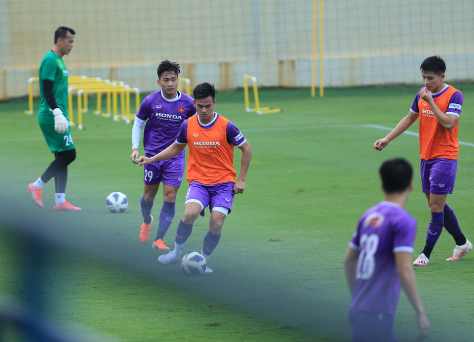 Trong khi đó, phần còn lại vẫn thực hiện các bài tập chính và thi đấu đối kháng nội bộ. (Ảnh: VFF)