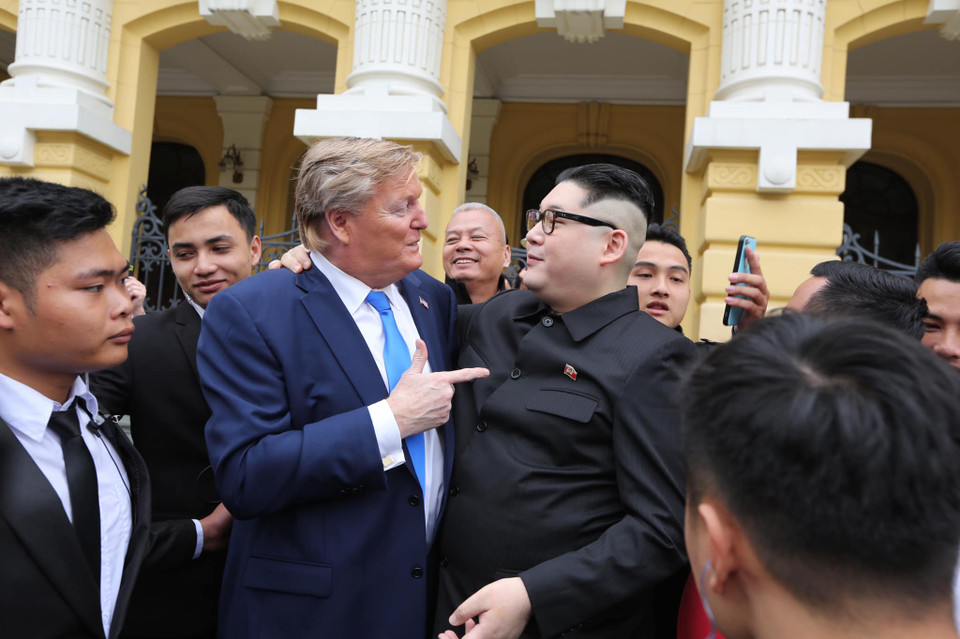 Rất nhiều người đã có chen vào để có kiểu selfie với hai nhân vật (Ảnh: Minh Sơn/Vietnam+)