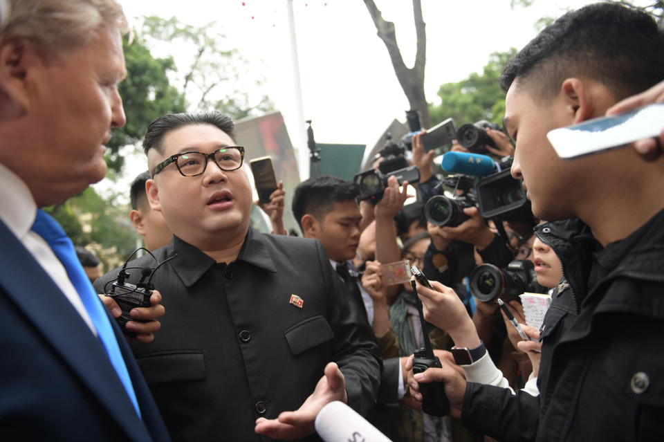 Ngay khi xuống xe và xuất hiện hai ông đã được chào đón như những ngôi sao. (Ảnh: Minh Sơn/Vietnam)