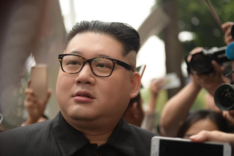 Họ nhập tâm nhân vật đến nỗi lờ đi các câu hỏi về bản thân họ như đến đấy bằng gì, có bị ai nhận ra không? Họ liên tục bắt tay nhau và không ngừng tươi cười. (Ảnh: Minh Sơn/Vietnam+)