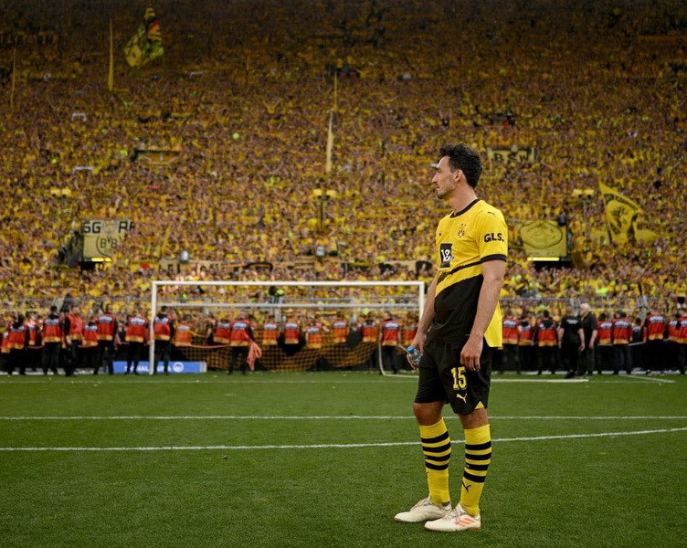 Trung vệ Mats Hummel thất thần trước kết quả cuối cùng, khi mà Đĩa bạc đã rất gần với anh và Dortmund. (Nguồn: BvB)