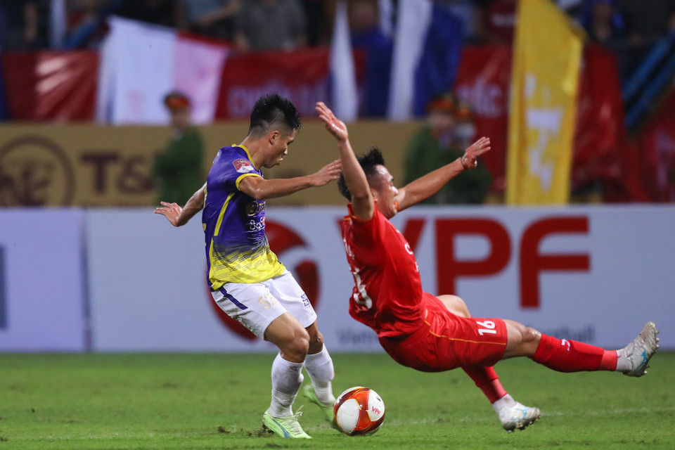 Dẫu vậy, đẳng cấp và kinh nghiệm là điều Công an Hà Nội còn thiếu so với Hà Nội FC khi không thể tận dụng tốt các tình huống. (Ảnh: PV/Vietnam+)