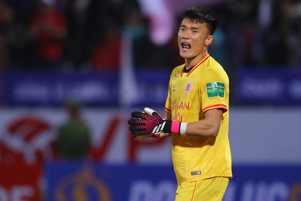 Thủ môn Bùi Tiến Dũng và Đoàn Văn Hậu bên phía Công an Hà Nội thi đấu đầy quyết tâm trong ngày gặp lại đội bóng cũ Hà Nội FC. (Ảnh: PV/Vietnam+)