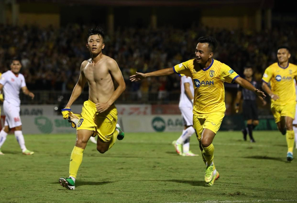 Trong khi đó, Phan Văn Đức cũng vừa lập siêu phẩm ở vòng đấu gần nhất với cú tung người móc bóng, ghi bàn vào lưới Hải Phòng để giúp đội nhà giành trọn 3 điểm và vững vàng ở vị trí thứ hai trên bảng xếp hạng. (Ảnh: CTV/Vietnam+)