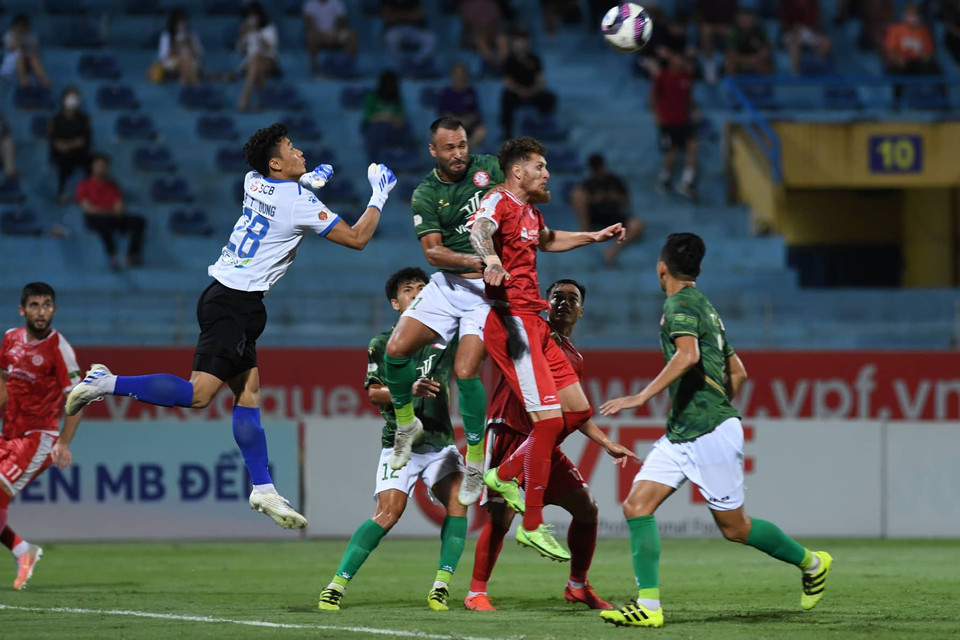 Ở trận gần nhất, pha ra vào không hợp lý trong vòng cấm của thủ môn sinh năm 1997 khiến đội nhà chịu bàn thua duy nhất trước Viettel. Bùi Tiến Dũng đang trải qua 4 trận thua liên tiếp ở V-League 2022. (Ảnh: PV/Vietnam+)