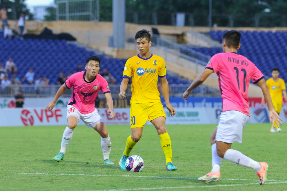 Từ đầu mùa giải đến nay, Phan Văn Đức thi đấu nỗ lực, sắm vai trò quan trọng nhất trên hàng công của Sông Lam Nghệ An dù mới chỉ sở hữu 2 bàn thắng. (Ảnh: CTV/Vietnam+)