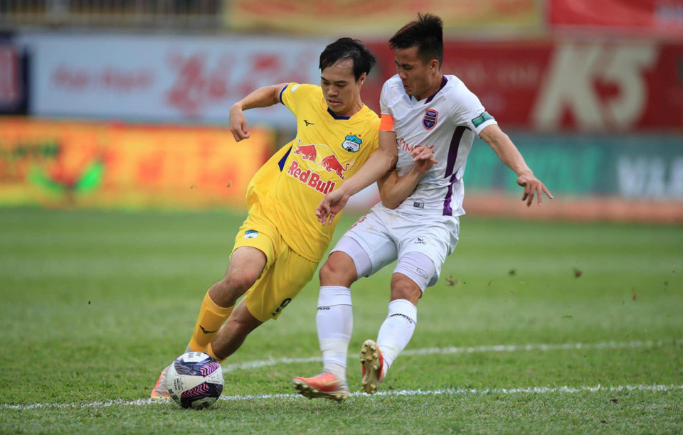 Dù từng bị chỉ trích về khả năng dứt điểm, song Văn Toàn đã nỗ lực hoàn thiện, vượt qua áp lực và tìm thấy phong độ cao. Sự nguy hiểm của Văn Toàn giúp đội bóng phố núi trở nên nguy hiểm dẫu cho đang thiếu vắng Công Phượng vì chấn thương. (Ảnh: HAGL FC)