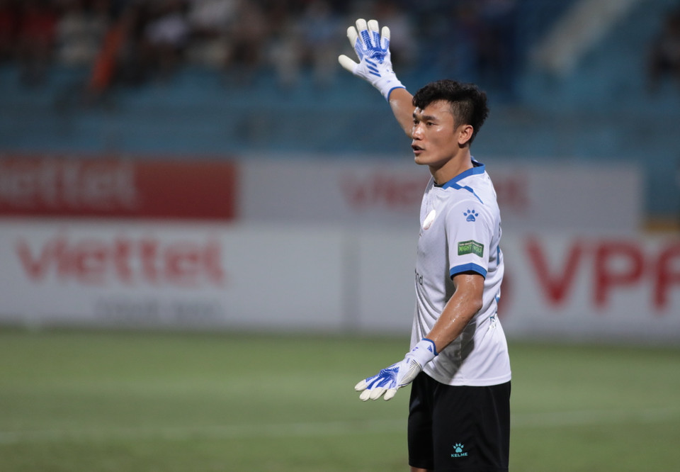 Thế nhưng, khác với những gương mặt kể trên, thủ thành Bùi Tiến Dũng đứng đầu trong nhóm những cầu thủ đối diện với phong độ trồi sụt. Những trận đấu gần đây, thủ thành Bùi Tiến Dũng được trao niềm tin, liên tục bắt chính ở Câu lạc bộ Thành phố Hồ Chí Minh, nhưng luôn mắc lỗi. (Ảnh: PV/Vietnam+)