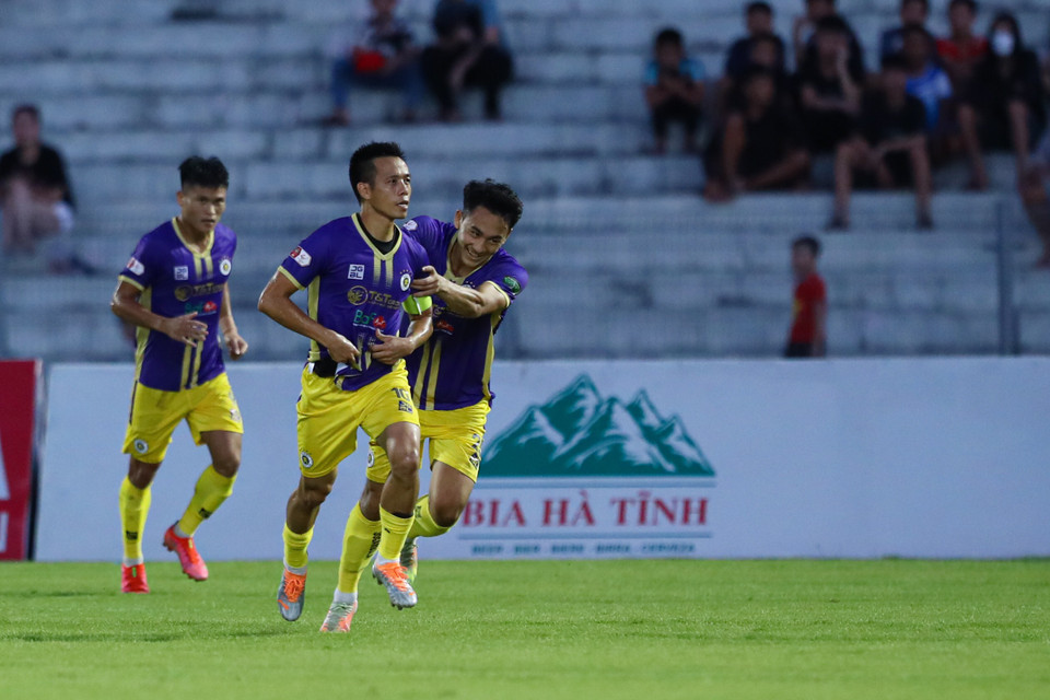 Ở vòng 9 V-League 2022 vừa qua, Văn Quyết lập một siêu phẩm sút xa vào lưới Hồng Lĩnh Hà Tĩnh. Trong bối cảnh đội bóng Thủ đô đang có nhiều biến chuyến, tiền đạo sinh năm 1991 vẫn thi đấu đầy bản lĩnh, làm chỗ dựa vững chắc, dẫn dắt tập thể bằng kinh nghiệm dày dặn, qua đó giúp Hà Nội FC đứng đầu bảng xếp hạng. (Ảnh: PV/Vietnam+)
