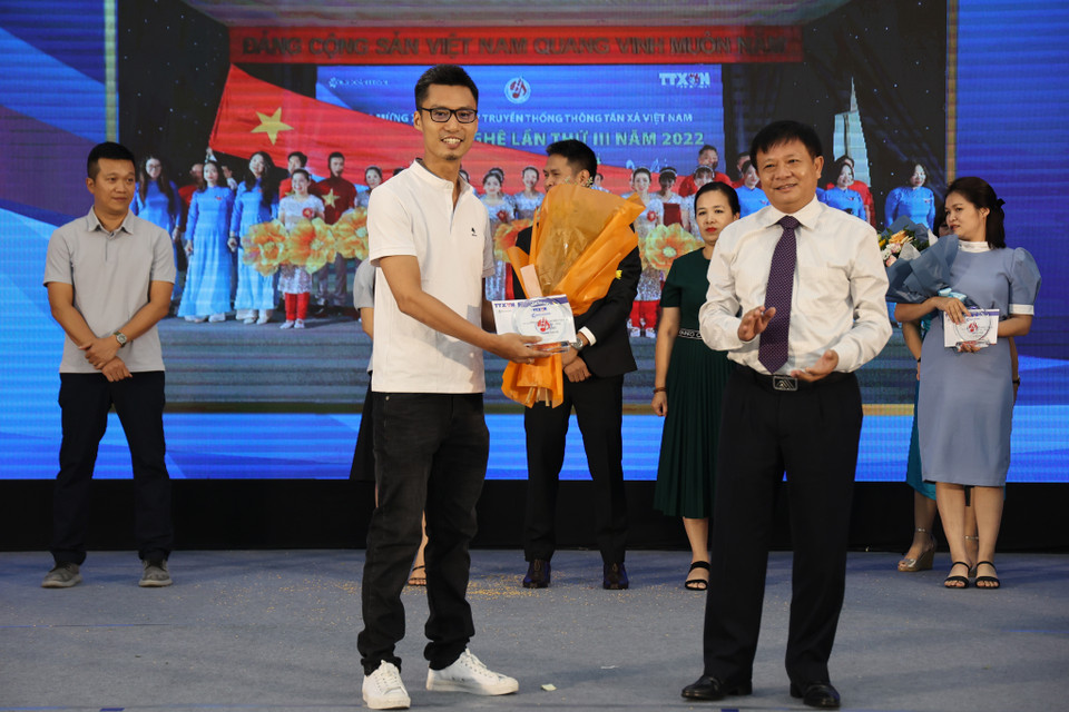 Trung tâm kỹ thuật và Báo điện tử VietnamPlus đoạt giải nhì với tiết mục Sắc màu và Có phải em là mùa Thu Hà Nội. (Ảnh: Hoài Nam/Vietnam+)