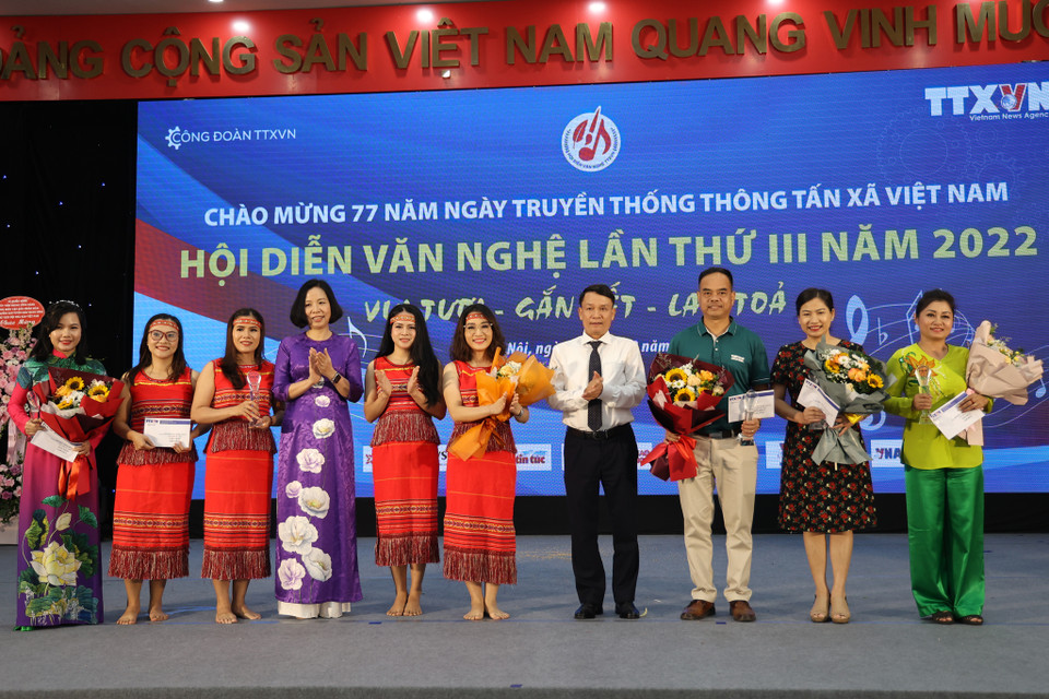 Sau 1 ngày diễn ra sôi nổi, ban tổ chức đã trao giải Nhất Hội diễn văn nghệ cho các tác phẩm từBan Kế hoạch tài chính, Báo Thể thao và Văn hóa, Cơ quan TTXVN khu vực phía Nam, khu vực miền Trung-Tây Nguyên và Ban Biên tập tin thế giới. (Ảnh: Hoài Nam/Vietnam+)