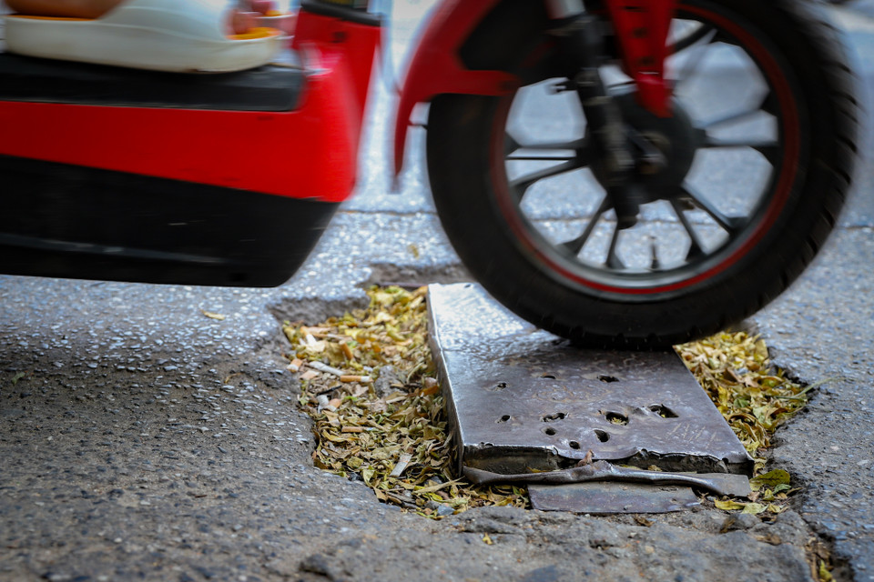 Với mật độ lưu thông các phương tiện trên đường đông đúc như hiện nay, rất khó để quan sát và tránh khỏi những ‘cái bẫy’ này. (Ảnh: Hoài Nam/Vietnam+)