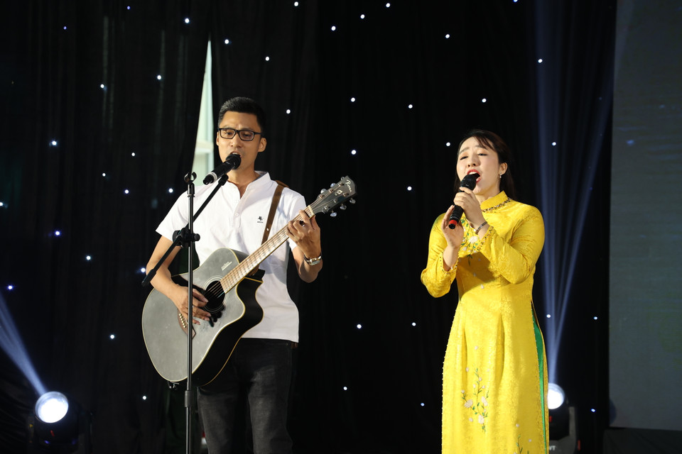 Tiết mục song ca Sắc màu-Có phải em mùa thu Hà Nội do Thu Thuỷ (Trung tâm Kỹ thuật) và Ngọc Duy (Báo Điện tử VietnamPlus) thể hiện. (Ảnh: PV/Vientam+)