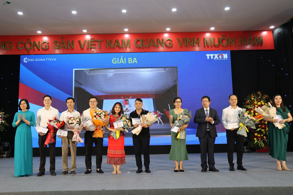 Đại diện tập thể các cơ quan đoạt giải Ba lên nhận giải. (Ảnh:Hoài Nam/Vietnam+)