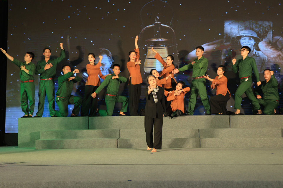 Tiết mục hát múa Linh thiêng Việt Nam do khối Văn phòng Thông tấn xã Việt Nam biểu diễn. (Ảnh: Hoài Nam/Vietnam+)