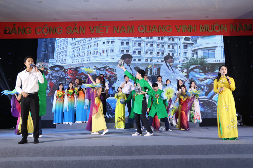 Các tiết mục sâu lắng của Trung tâm Kỹ thuật và Báo Điện tử VietnamPlus. (Ảnh: Hoài Nam/Vietnam+)