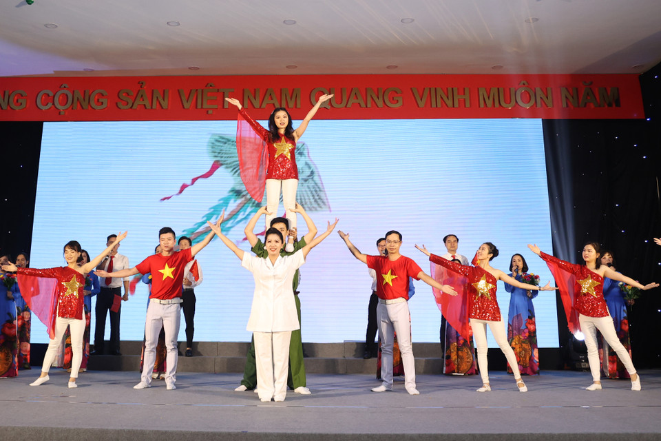 Hoạt động này góp phần giúp các công đoàn viên thêm điều kiện tìm hiểu về truyền thống lịch sử đất nước, lòng biết ơn Đảng, Bác Hồ, truyền thống của cơ quan, đơn vị, tổ chức công đoàn, ca ngợi thành tựu của sự nghiệp đổi mới đất nước, biển đảo quê hương... (Ảnh: Hoài Nam/Vietnam+)