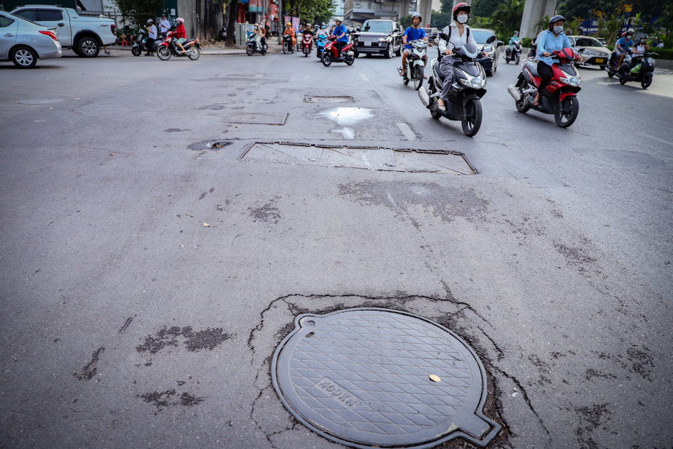 Nguyễn Trãi (Thanh Xuân, Hà Nội) là một trong những tuyến giao thông huyết mạch của Thủ đô. Tuy nhiên, có những đoạn chưa đầy 5 mét nhưng là điểm ‘tụ tập’ của rất nhiều những nắp cống, hố ga lồi lõm. (Ảnh: Hoài Nam/Vietnam+)