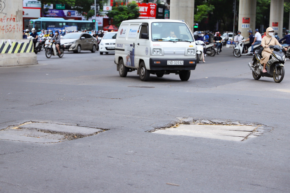 Các nắp cống, nắp hố ga trên đường giao thông là trách nhiệm của không ít đơn vị nhưng việc xử lý các bất cập từ hố ga, miệng cống hầu như đang bị ngó lơ, bỏ lửng. (Ảnh: Hoài Nam/Vietnam+)