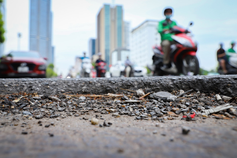 Nắp cống thụt sâu so với đường gần 10 centimet như một ‘thử thách’ tuyển chọn tay lái cứng với người lưu thông trên đường. (Ảnh: Hoài Nam/Vietnam+)