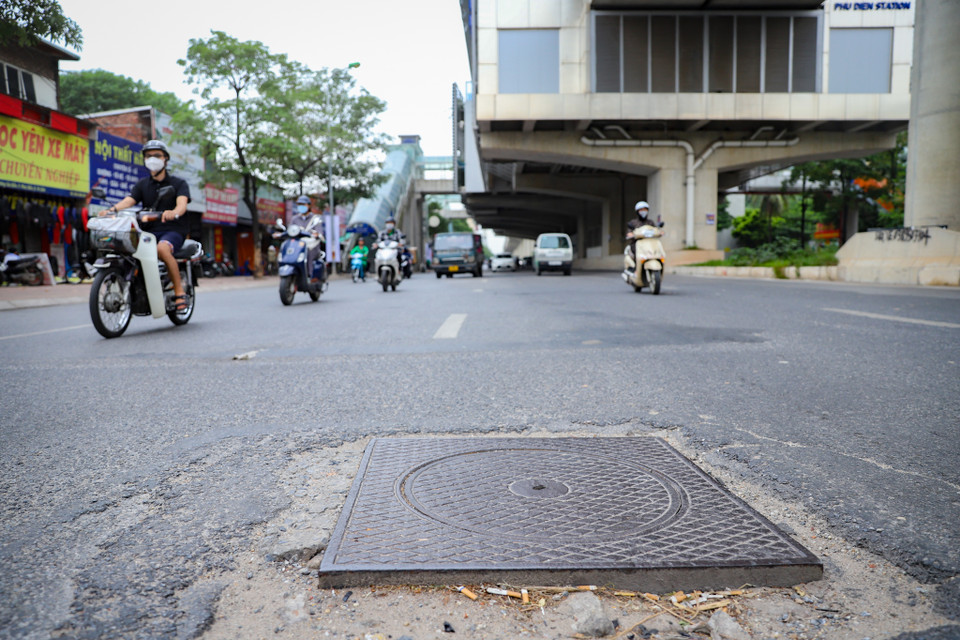 Đoạn đường Quốc lộ 32 (đoạn Bắc Từ Liêm, Hà Nội)- một trong những của ngõ của Thủ đô cũng góp tên mình trong danh sách những tuyến đường có nhiều ‘bẫy.’ (Ảnh: Hoài Nam/Vietnam+)