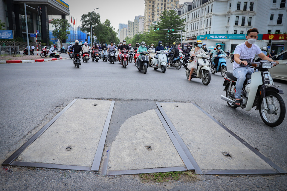 Miệng nắp hố ga trên phố Nguyễn Chánh chiếm gần hết một làn đường, các phương tiện trong giờ cao điểm bắt buộc phải di chuyển qua những chỗ thò thụt, mấp mô. (Ảnh: Hoài Nam/Vietnam+)