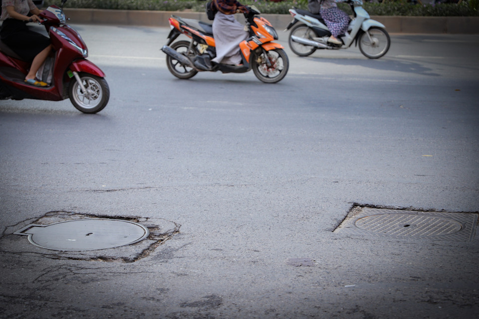 Các nắp cống này cũng không ngay hàng thẳng lối mà đan xen ‘tùy hứng’ gây tiềm ẩn nguy cơ tai nạn giao thông cho các phương tiện khi bị hạn chế tầm nhìn. (Ảnh: Hoài Nam/Vietnam+)