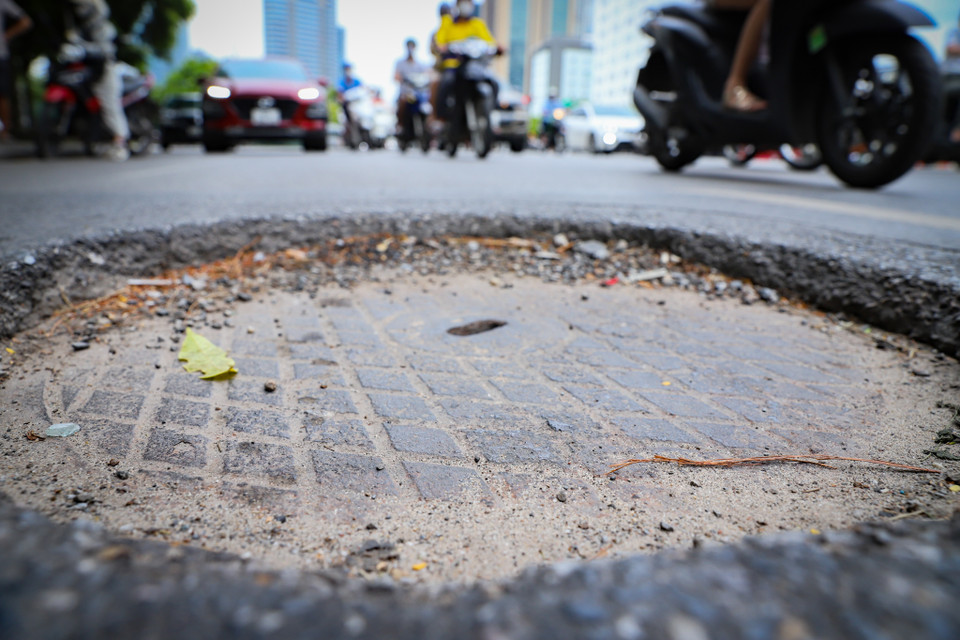 Một chiếc nắp cống bất ngờ xuất hiện ngay cạnh một lối rẽ trên đường Dương Đình Nghệ (Cầu Giấy, Hà Nội). Người tham gia giao thông rất khó xử lý khi vừa mới chuyển hướng phương tiện ra tuyến phố này. (Ảnh: Hoài Nam/Vietnam+)