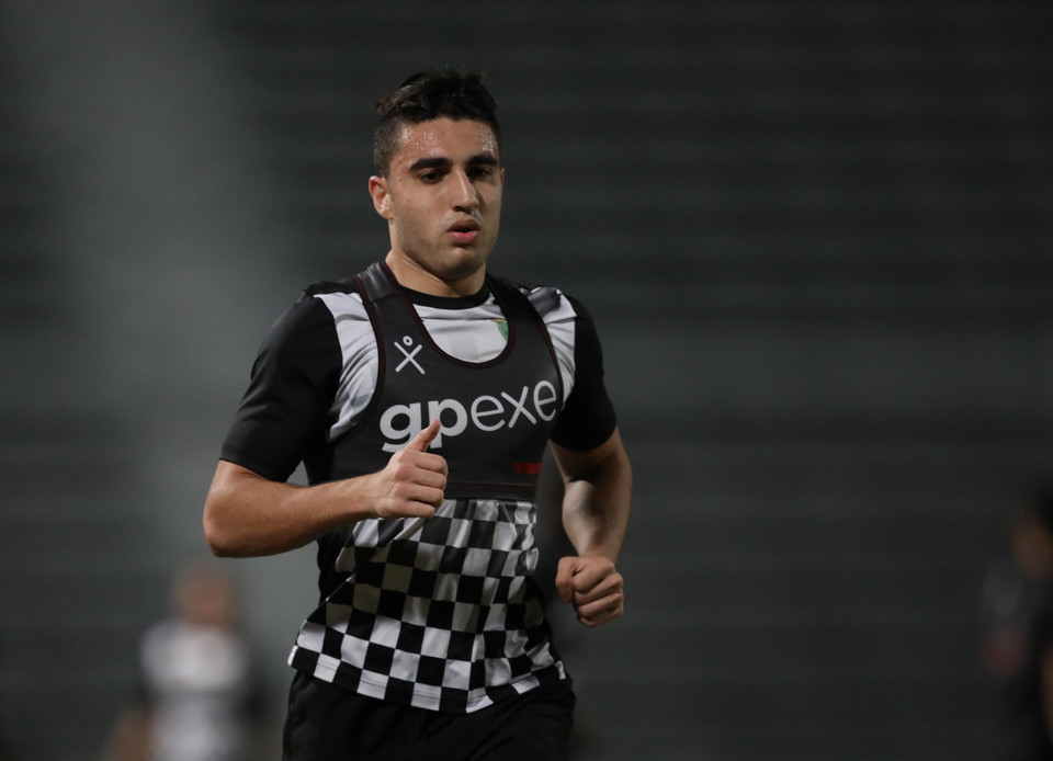 Vì vậy, đội tuyển này đang chuẩn bị rất kỹ càng, tập trung cao độ cho trận đấu quan trọng tới. Các cầu thủ thể hiện rõ quyết tậm, sự tập trung dù chỉ khởi động và tập nhẹ. (Ảnh: Nguyên An/Vietnam+)