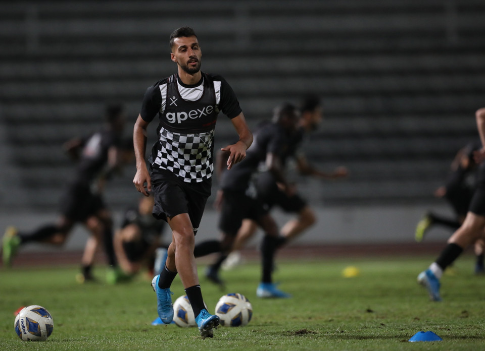 Tránh để lộ thông tin chiến thuật, các cầu thủ U23 Jordan chỉ tập nhẹ với bóng, chạy khởi động trong suốt 15 phút đầu buổi tập khi các các phóng viên có mặt để tác nghiệp. (Ảnh: Nguyên An/Vietnam+)