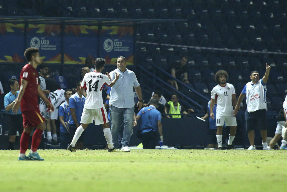 Phía bên ngoài sân, huấn luyện viên trưởng U23 Jordan cùng các trợ lý cũng cho thấy sự nhẹ nhõm khi giành 1 điểm để vững vàng vị trí thứ hai bảng D, bằng điểm U23 UAE nhưng thua hiệu số phụ. (Ảnh: Nguyên An/Vietnam+)