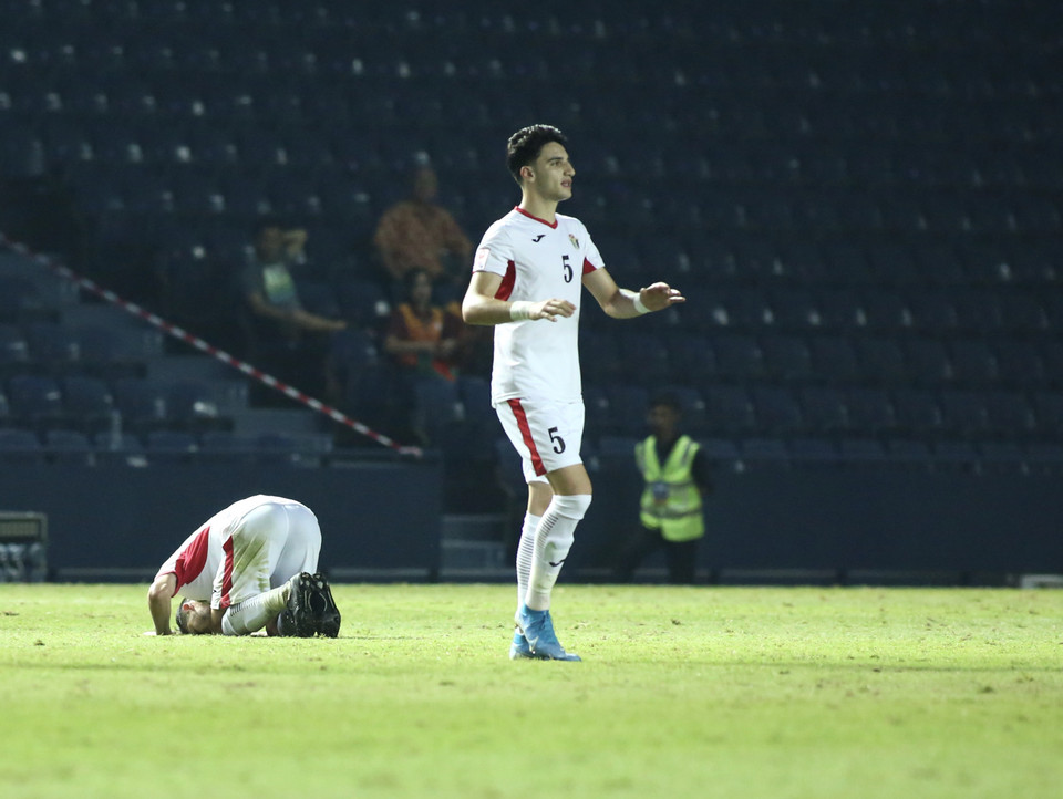 Cầu thủ U23 Jordan quỳ xuống cầu nguyện sau khi biết đã cầm hoà U23 Việt Nam tại lượt trận thứ hai bảng D. Kết quả này giúp đội bóng Tây Á sáng cửa đi tiếp tại vòng chung kết U23 châu Á 2020. (Ảnh: Nguyên An/Vietnam+)