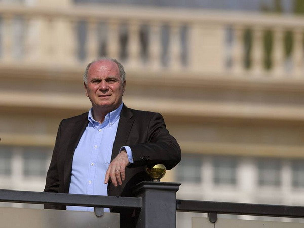 Chủ tịch Uli Hones sang Doha cùng đội (Nguồn Fcb.de)